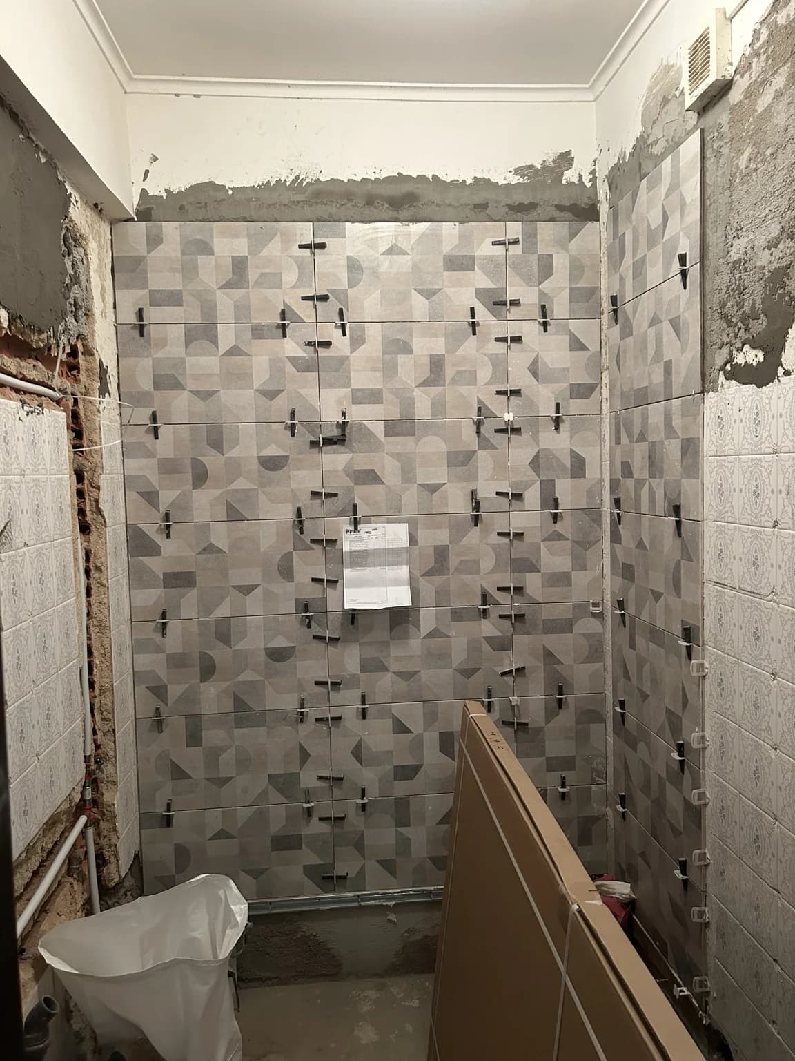Casa de banho durante aplicação de revestimento cerâmico