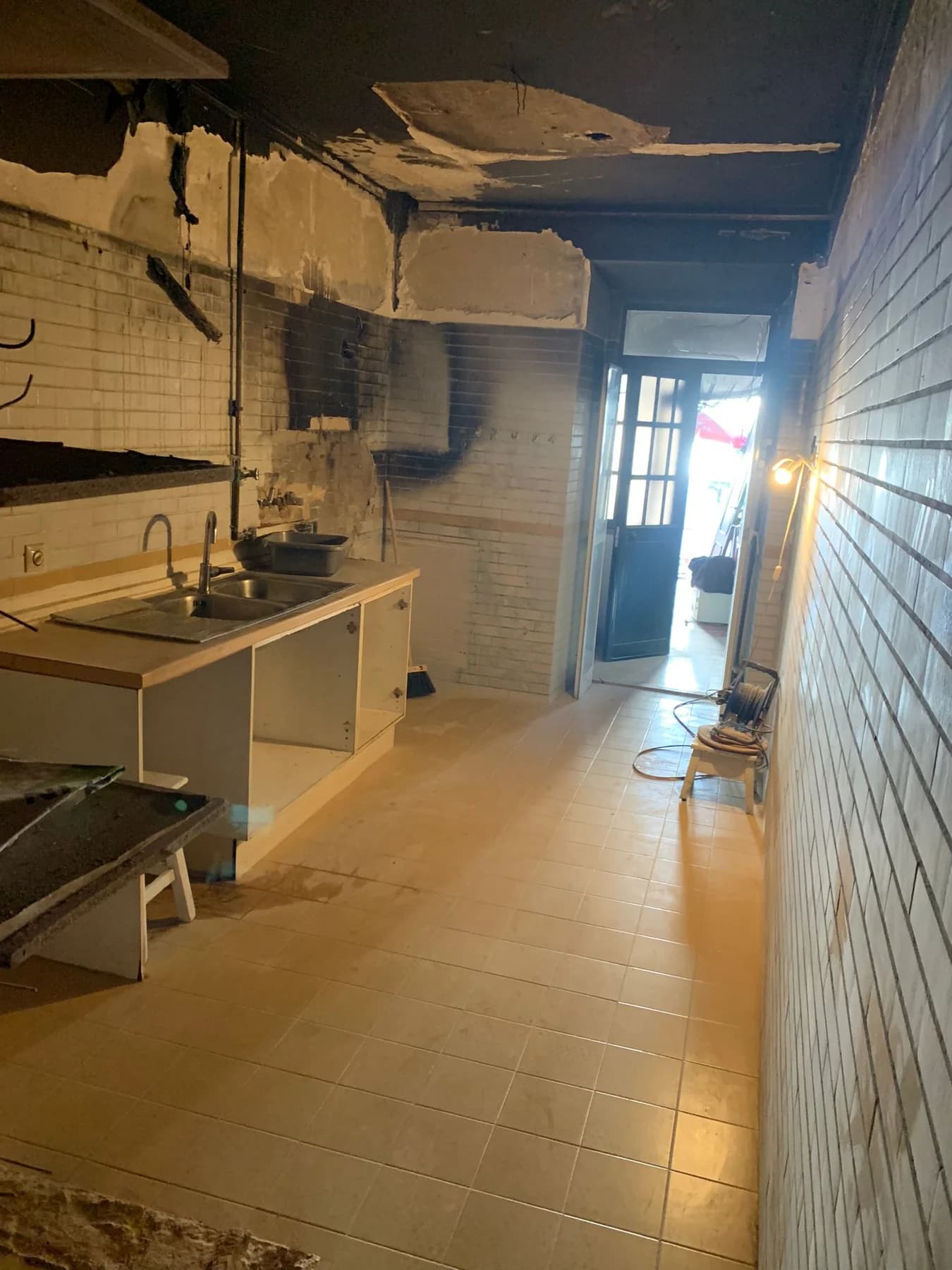 Cozinha antes da remodelação com teto e paredes danificados