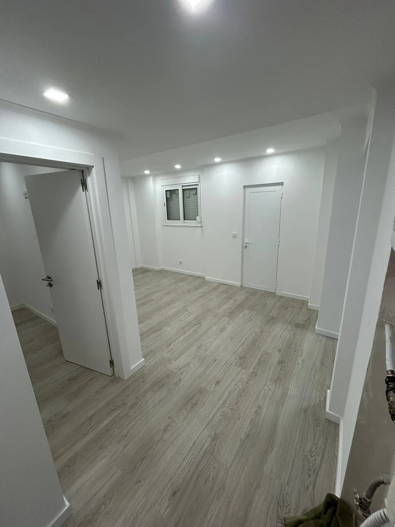 Interior remodelado com pavimento novo e iluminação embutida