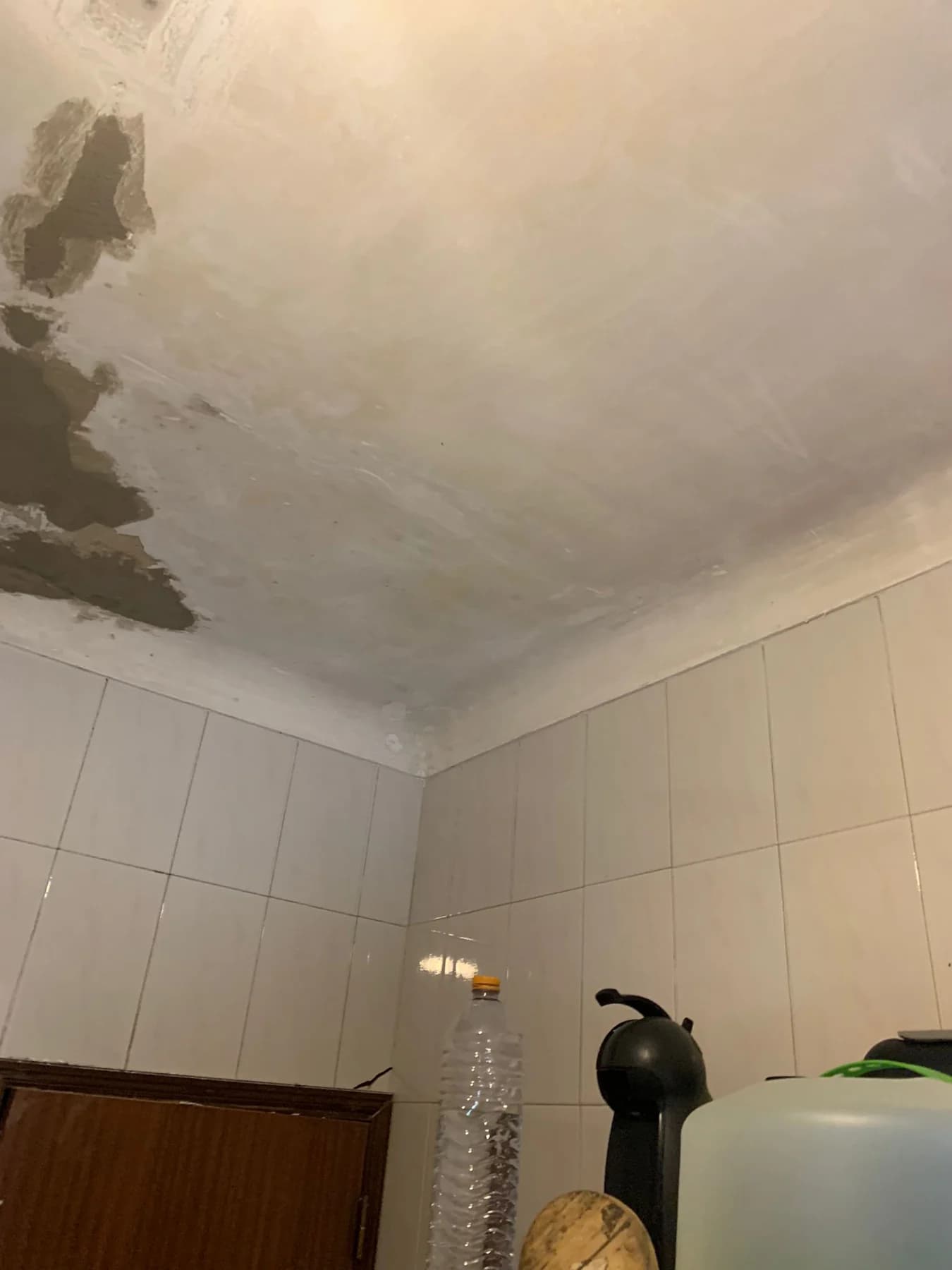 Teto com marcas de infiltração antes da reparação