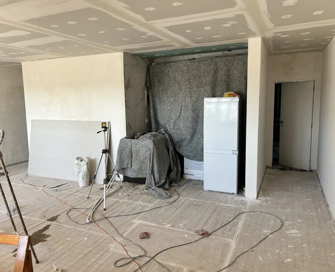 Teto falso em pladur em obra com preparação de superfícies